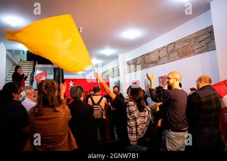 Porto, Portogallo. 27 settembre 2021. Sérgio Aires, candidato al Consiglio comunale di Porto per il Bloco de Esquerda, ha pronunciato il suo discorso di vittoria. Bloco de Esquerda elegge un consigliere per il comune di Porto, Sérgio Aires, rendendo così la maggioranza di Rui Moreira impraticabile. Credit: SOPA Images Limited/Alamy Live News Foto Stock