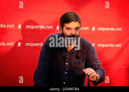 Porto, Portogallo. 27 settembre 2021. Sérgio Aires, candidato al Consiglio comunale di Porto per il Bloco de Esquerda, ha pronunciato il suo discorso di vittoria. Bloco de Esquerda elegge un consigliere per il comune di Porto, Sérgio Aires, rendendo così la maggioranza di Rui Moreira impraticabile. Credit: SOPA Images Limited/Alamy Live News Foto Stock