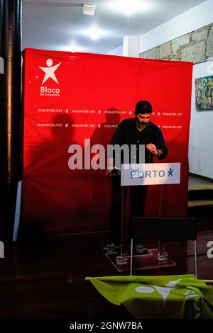 Porto, Portogallo. 27 settembre 2021. Sérgio Aires, candidato al Consiglio comunale di Porto per il Bloco de Esquerda, ha pronunciato il suo discorso di vittoria. Bloco de Esquerda elegge un consigliere per il comune di Porto, Sérgio Aires, rendendo così la maggioranza di Rui Moreira impraticabile. Credit: SOPA Images Limited/Alamy Live News Foto Stock