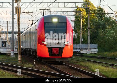 Vista frontale del moderno treno interurbano ad alta velocità sulla piattaforma ferroviaria sulla ferrovia. Foto Stock