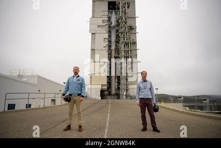 L'attore Marc Evan Jackson, a sinistra, e la NASA Landsat 9 Project Scientist Jeff Masek posano per una fotografia del razzo United Launch Alliance (ULA) Atlas V con il satellite Landsat 9 a bordo, domenica 26 settembre 2021, presso la base spaziale Vandenberg in California. Il satellite Landsat 9, un comune NASA/USA La missione di Geological Survey che continuerà Earths eredità di monitoraggio delle regioni terrestri e costiere, è prevista per il liftoff Lunedi, 27 settembre 2021. Credito obbligatorio: Fattura Ingalls/NASA via CNP Foto Stock