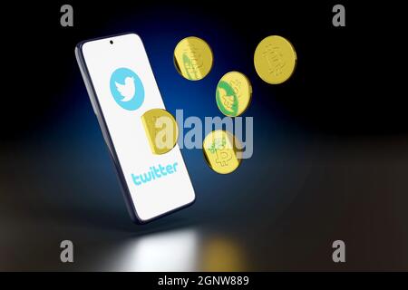 Buenos Aires, Argentina - 27 settembre 2021: Telefono cellulare con logo Twitter e bitcoins in uscita dallo schermo. illustrazione 3d. Foto Stock