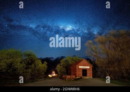 Glenorchy Red Shed di notte. South Island, Nuova Zelanda Foto Stock