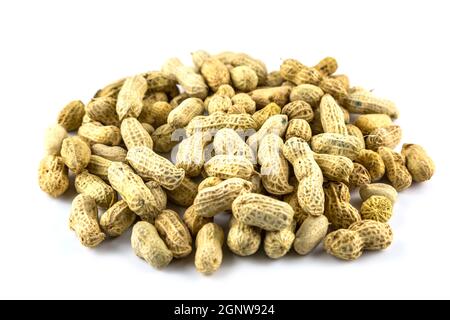 Bollito di arachidi su sfondo bianco Foto Stock