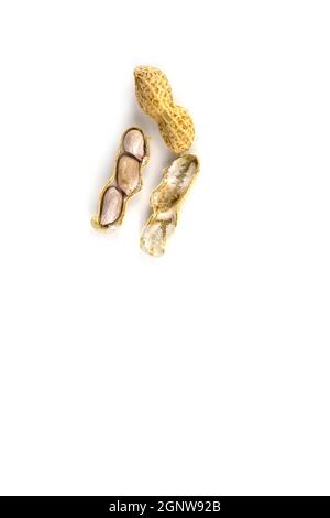 Bollito di arachidi su sfondo bianco Foto Stock