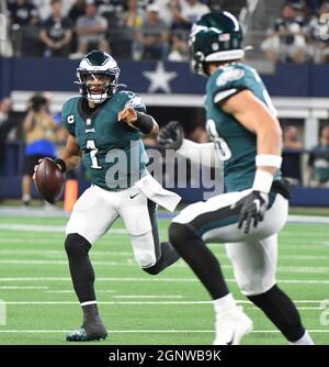 Arlington, Stati Uniti. 27 settembre 2021. Philadelphia Eagles quarterback Jalen Hurts scrambles contro i Dallas Cowboys durante la loro partita NFL all'AT&T Stadium di Arlington, Texas, lunedì 27 settembre 2021. Foto di Ian Halperin/UPI Credit: UPI/Alamy Live News Foto Stock