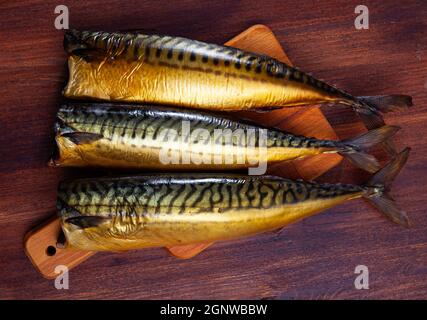 Saporito sgombro affumicato caldo su superficie di legno Foto Stock