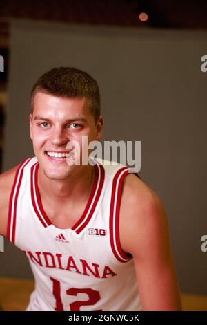 Bloomington, Stati Uniti. 27 settembre 2021. Il giocatore di pallacanestro dell'Indiana University Miller Kopp (12) si pone per un ritratto durante la giornata mediatica della squadra alla Simon Skjodt Assembly Hall di Bloomington. Credit: SOPA Images Limited/Alamy Live News Foto Stock