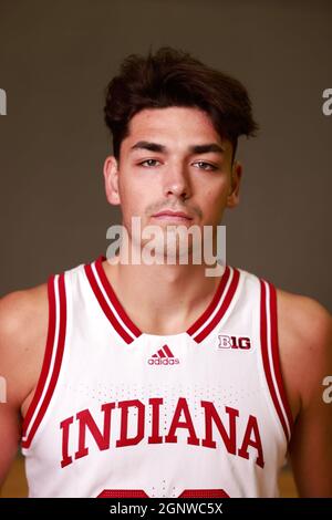 Bloomington, Stati Uniti. 27 settembre 2021. Trey Galloway (32), giocatore di pallacanestro dell'Indiana University, si pone per un ritratto durante la giornata mediatica della squadra presso la Simon Skjodt Assembly Hall di Bloomington. Credit: SOPA Images Limited/Alamy Live News Foto Stock