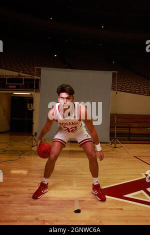 Bloomington, Stati Uniti. 27 settembre 2021. Trey Galloway (32), giocatore di pallacanestro dell'Indiana University, si pone per un ritratto durante la giornata mediatica della squadra presso la Simon Skjodt Assembly Hall di Bloomington. Credit: SOPA Images Limited/Alamy Live News Foto Stock