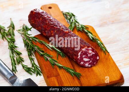 Salsiccia semi-secca affumicata cruda Braunschweig Foto Stock