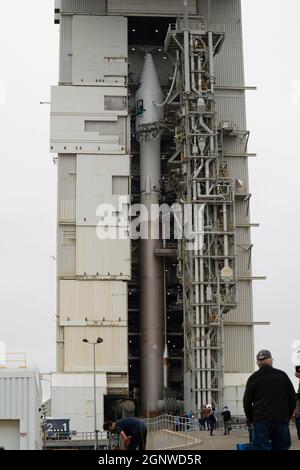 27 settembre 2021; Vandenberg AFB, California, USA; il razzo ULA Atlas V 401 con il Landsat 9 risiede all'interno della Mobile Service Tower, in preparazione al lancio. Credito obbligatorio: Stan Szeto-immagine dello sport Foto Stock