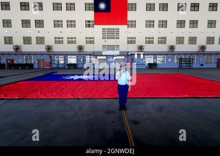 Taoyuan, Taipei, Taiwan. 28 settembre 2021. Una tremenda bandiera taiwanese è mai esposta in un campo militare, come parte di una prova per la performance flyby per la festa nazionale dei Double-Ten di Taiwan, in mezzo alle crescenti tensioni tra Pechino e Taipei e alle minacce provenienti dalla Cina. La bandiera taiwanese larga 18 metri e lunga 12 metri, secondo l'agenzia di stampa centrale dello stato, sarà portata da due elicotteri Chinook CH-47 che battono sopra l'ufficio presidenziale, oltre a una parata che mostra i sistemi missilistici dell'isola che mostreranno la capacità delle forze armate di resistere alle minacce fro Foto Stock