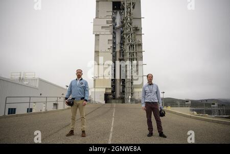 L'attore Marc Evan Jackson, a sinistra, e la NASA Landsat 9 Project Scientist Jeff Masek posano per una fotografia del razzo United Launch Alliance (ULA) Atlas V con il satellite Landsat 9 a bordo, domenica 26 settembre 2021, presso la base spaziale Vandenberg in California. Il satellite Landsat 9, un comune NASA/USA La missione di Geological Survey che continuerà il lascito del monitoraggio Â delle regioni costiere e terrestri di EarthâÂ è prevista per il liftoff lunedì 27 settembre 2021. Foto di Bill Ingalls/NASA via CNP/ABACAPRESS.COM Foto Stock