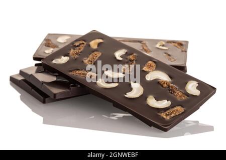 Cioccolato fondente crudo con anacardi e figі secco su sfondo bianco. Isolato Foto Stock