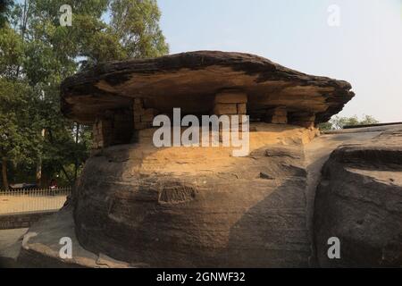 Udayagiri Cave 8 'Tawa', scavata in una roccia a forma di cupola emisferica, con una grande corona di roccia piatta che assomiglia ad una griglia indiana, Vidisha, India Foto Stock