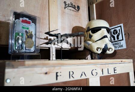 (Da sinistra a destra) Una figura d'azione C-3PO Palitoy '5,000.000' del film del 1980 'Star Wars: EP V - The Empire Strikes Back (est: £2000-3000), una miniatura IlM X-wing illuminata del film del 1983 'Star Wars: EP VI - Return of the Jedi' (est: £200,000 - 300,000) e un casco Stormtrooper del film del 1983 'Star Wars: EP VI - Return of the Jedi' (est: £100,000 - 150,000), durante un'anteprima per l'imminente asta di cimeli da parte del Prop Store di Chorleywood, Hertfordshire. Data foto: Mercoledì 15 settembre 2021. Foto Stock