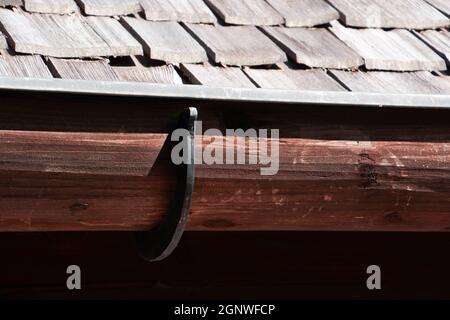 grondaia in legno con supporto in metallo per grondaie sistema di drenaggio dell'acqua d'annata Foto Stock