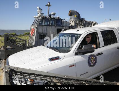 210924-N-PC620-0244 BASE ARTICOLARE LANGLEY-EUSTIS, VA. (SETT. 24, 2021) Kevin Woodrum, un pianificatore di esercitazione del supporto civile della Joint Task Force, guida un team di supporto degli incidenti 1 lungo la rampa di un'imbarcazione di atterraggio, cuscino d'aria fissato all'unità di artigianato di Assault 4, durante un esercizio di preparazione allo spiegamento sulla base del corpo marino Quantico Virginia, 24 settembre 2021. L'esercizio consente a JTF-CS di rafforzare le sue funzionalità esclusive, inclusa la possibilità di distribuire in modo breve o senza preavviso in ambienti austeri. I comandi capacità uniche non sono facilmente disponibili in altre agenzie federali o nella sezione privata Foto Stock