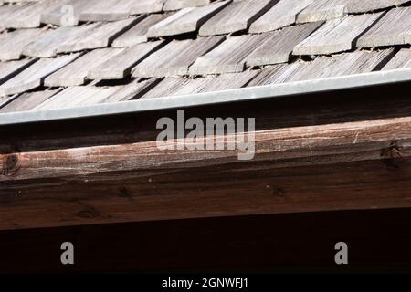 grondaia in legno di larice duro di un vecchio tetto della capanna bavarese Foto Stock