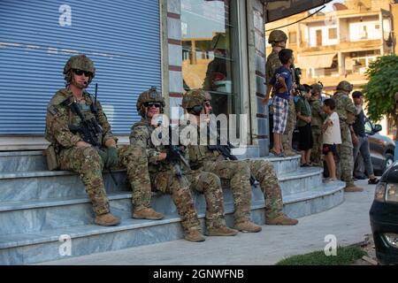 Soldati americani assegnati a Charlie Company, 173esimo Battaglione di fanteria, Task Force Warclub, 256esimo Team di combattimento di Brigata di fanteria, conduce la ricognizione di area sulle aree locali durante gli impegni civili (CE) in Siria il 9 agosto 2021. Gli impegni civili consentono alla Task Force congiunta combinata - operazione Int Resolve (CJTF - OIR) di stabilire le condizioni per le operazioni successive al fine di aumentare la stabilità regionale e garantire la sconfitta duratura di Daesh in determinate aree dell'Iraq e della Siria. (STATI UNITI Foto dell'esercito di CPL. Isaia Scott) Foto Stock