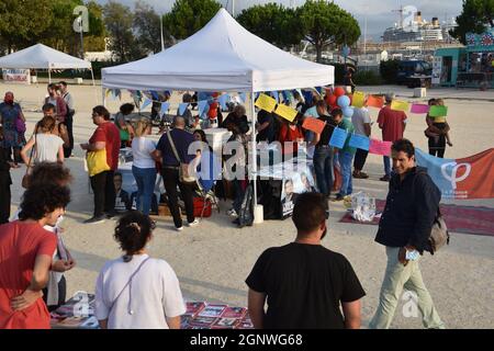 Marsiglia, Francia. 25 Settembre 2021. Sostenitori del partito ''la France insoumise'' visto durante la festa popolare del Union.Organized dal partito di estrema sinistra ''la France insoumise'' (LFI), la festa dell'Unione popolare inizia la campagna del vice francese Jean-Luc Mélenchon per le elezioni presidenziali francesi del 2022. (Credit Image: © Gerard Bottino/SOPA Images via ZUMA Press Wire) Foto Stock