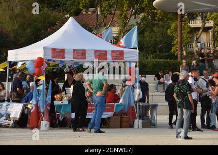 Marsiglia, Francia. 25 Settembre 2021. Sostenitori del partito ''la France insoumise'' visto durante la festa popolare del Union.Organized dal partito di estrema sinistra ''la France insoumise'' (LFI), la festa dell'Unione popolare inizia la campagna del vice francese Jean-Luc Mélenchon per le elezioni presidenziali francesi del 2022. (Credit Image: © Gerard Bottino/SOPA Images via ZUMA Press Wire) Foto Stock