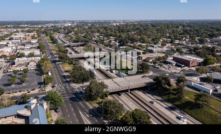 Vista aerea pomeridiana della superstrada 99 e del centro cittadino di Modesto, California, USA. Foto Stock