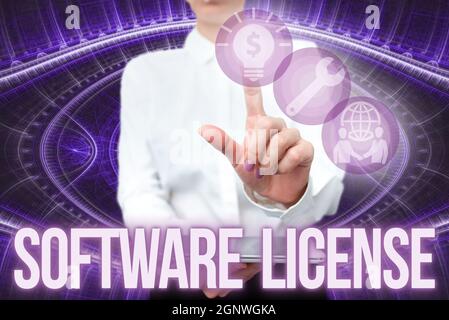 Licenza software con firma scritta a mano. Business showcase strumento legale che regola la ridistribuzione del software Lady in Uniform Holding Phone Virtual Foto Stock