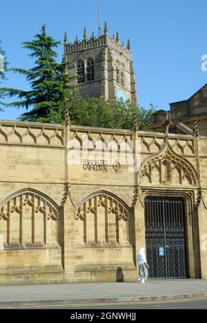 Ragazza musulmana che cammina accanto alla cattedrale di Bradford, Bradford, Yorkshire, Inghilterra. Foto Stock