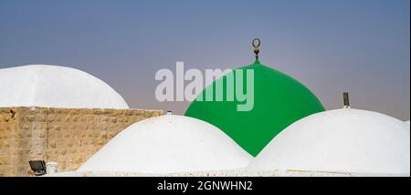 Nabi Musa, Israele - 26 settembre 2021: Cupole del profeta Mosè mausoleo nel deserto della Giudea, Israele. Foto Stock