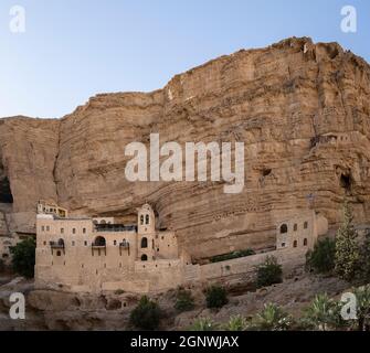 Wadi Qelt, Israele - 26 settembre 2021: Il monastero di san Giorgio, costruito sulle mura del ruscello di Prat ( wadi Qelt ), nel deserto della Giudea, Israele. Foto Stock