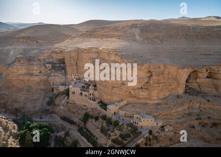 Wadi Qelt, Israele - 26 settembre 221: Il monastero di San Giorgio, costruito sulle mura di Prat Brook (Wadi Qelt), Israele, al crepuscolo. Foto Stock