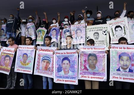 I parenti dei 43 studenti del normale Isidro Burgos rurale di Ayotzinapa, prendono parte ad una manifestazione che chiede giustizia per il crimine e gli abusi commessi contro i 43 studenti di Iguala, Guerrero, a 7 anni dalla loro forzata scomparsa da parte della polizia municipale, statale e militare. Città del Messico, Messico, 26 settembre 2021. Foto di Luis Barron/Eyepix/ABACAPRESS.COM Foto Stock