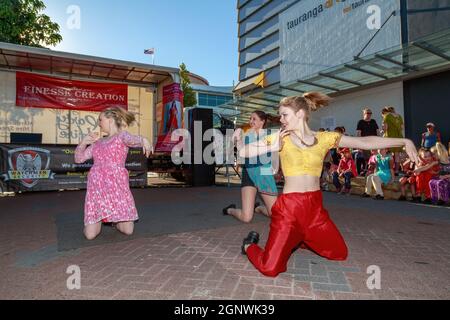 Giovani donne che ballano per strada durante le celebrazioni di Diwali (il festival indù delle luci) a Tauranga, Nuova Zelanda Foto Stock