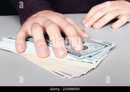 prendere una tangente con soldi dollari primo piano-up mano e denaro Foto Stock