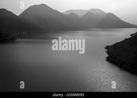 Scatto bianco e nero ad alto contrasto del lago di Badi durante la luce del giorno a Udaipur, Rajasthan Foto Stock