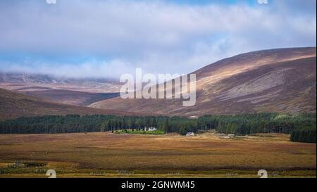 Viaggio su strada solo attraverso le Highlands scozzesi Foto Stock