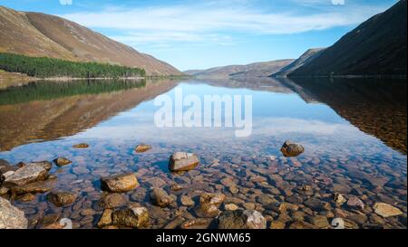 Viaggio su strada solo attraverso le Highlands scozzesi Foto Stock