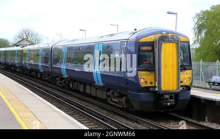 File photo datato 26/4/2019 di un treno sudorientale che passa attraverso Wye nel Kent. Il governo assume i servizi di gestione sul treno Southeastern dopo una "grave violazione" del suo accordo di franchising. Il segretario ai trasporti Grant Shapps ha dichiarato che un'indagine condotta dal suo dipartimento ha identificato prove del fatto che dall'ottobre 2014 l'azienda non ha dichiarato più di 25 milioni di sterline di finanziamenti storici ai contribuenti che avrebbero dovuto essere restituiti. Data di emissione: Martedì 28 settembre 2021. Foto Stock