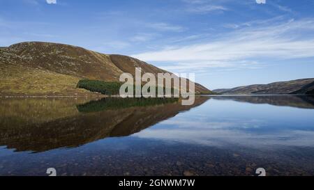 Viaggio su strada solo attraverso le Highlands scozzesi Foto Stock