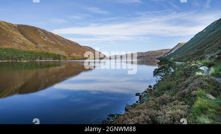 Viaggio su strada solo attraverso le Highlands scozzesi Foto Stock