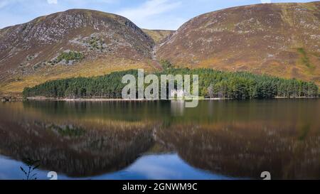 Viaggio su strada solo attraverso le Highlands scozzesi Foto Stock