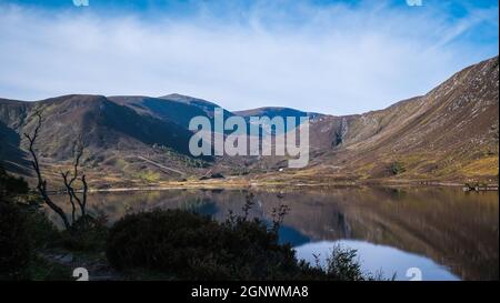 Viaggio su strada solo attraverso le Highlands scozzesi Foto Stock