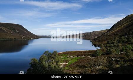 Viaggio su strada solo attraverso le Highlands scozzesi Foto Stock