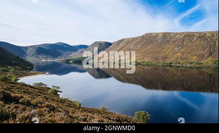 Viaggio su strada solo attraverso le Highlands scozzesi Foto Stock