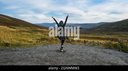 Viaggio su strada solo attraverso le Highlands scozzesi Foto Stock