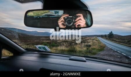 Viaggio su strada solo attraverso le Highlands scozzesi Foto Stock