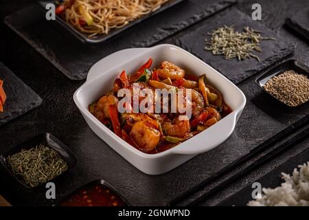 Gamberetti cinesi con verdure miste in salsa all'aglio marrone Foto Stock