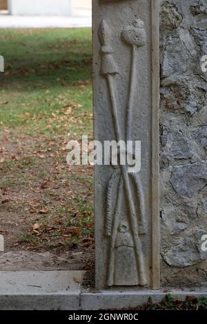 Portale d'ingresso con i simboli della Passione di Cristo, la cappella di San Wolfgang a Vukovoj, Croazia Foto Stock